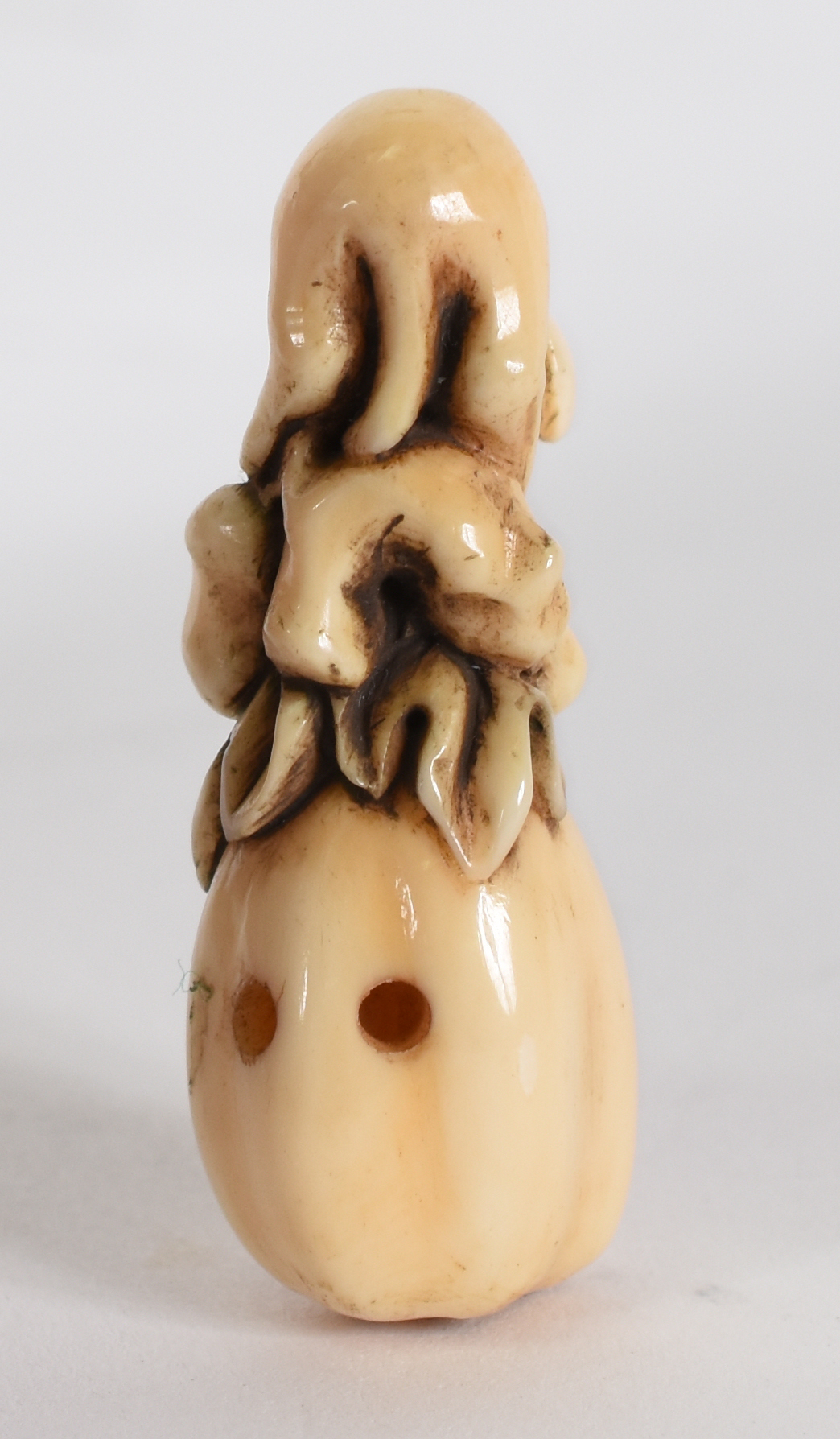 Netsuke de marfim assinado , representando cachorro. - foto 4 de 4