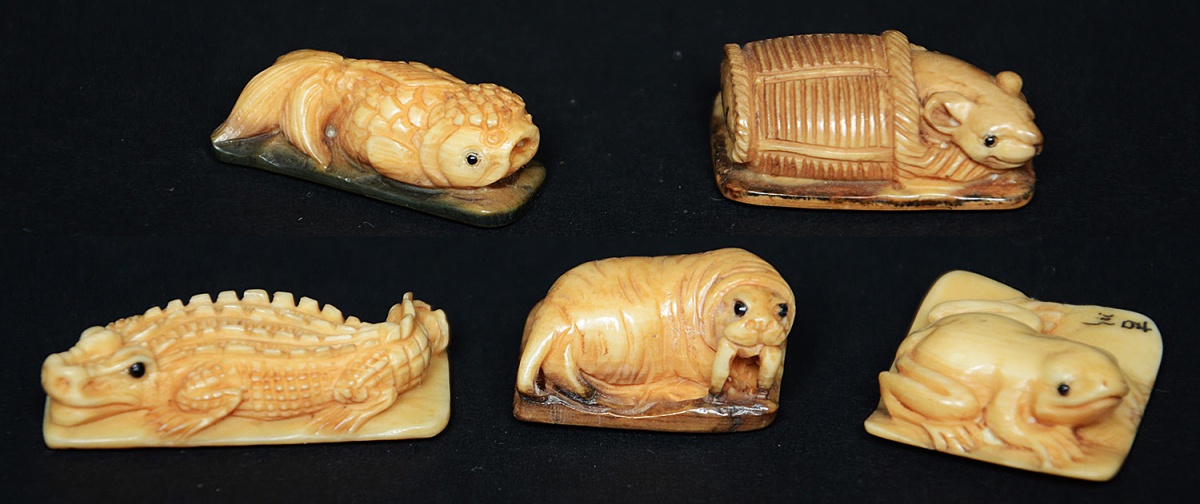 Conjunto com 5 netsukes em forma de animais, assinados. Aturas de 2 à... - foto 1 de 2