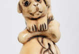 Netsuke de marfim  assinado , representando cac... - Netsuke de marfim  assinado , representando cachorro.