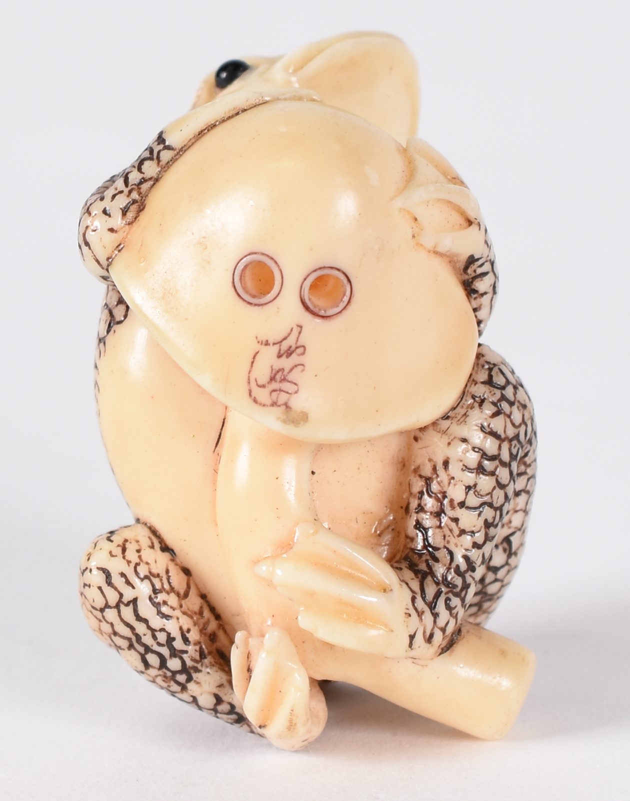 Netsuke de marfim , representando sapo assinado. - foto 4 de 4