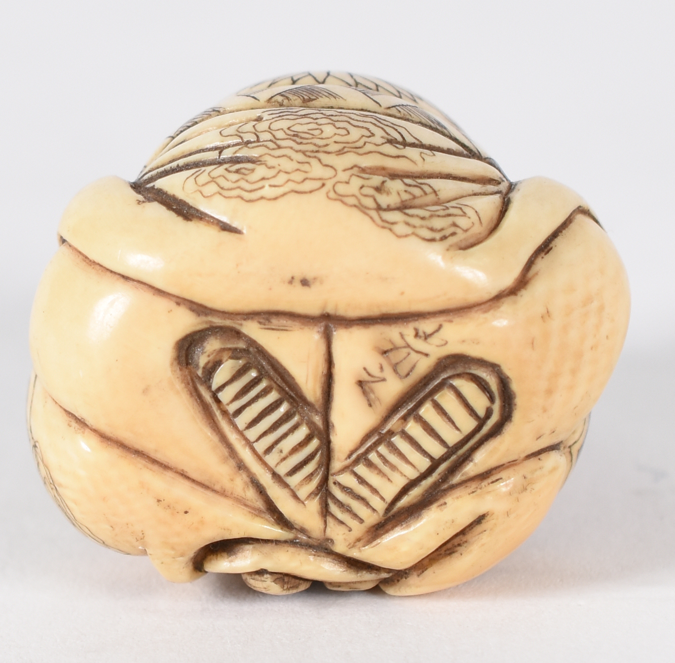 Netsuke de marfim , representando lutador, assinado . - foto 2 de 3