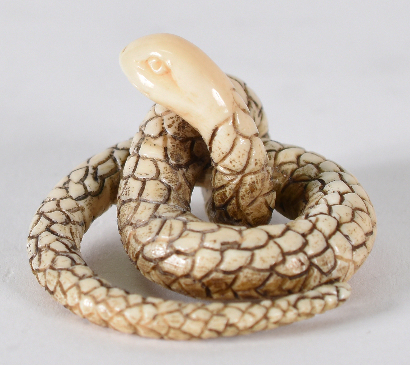 Okimono de marfim representando cobra . - foto 2 de 3