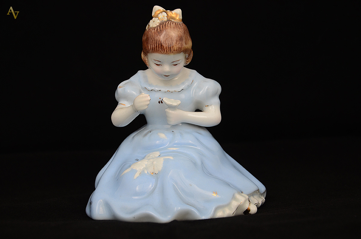 Escultura de porcelana representando menina. Altura 14,5 cm (com... - foto 1 de 3