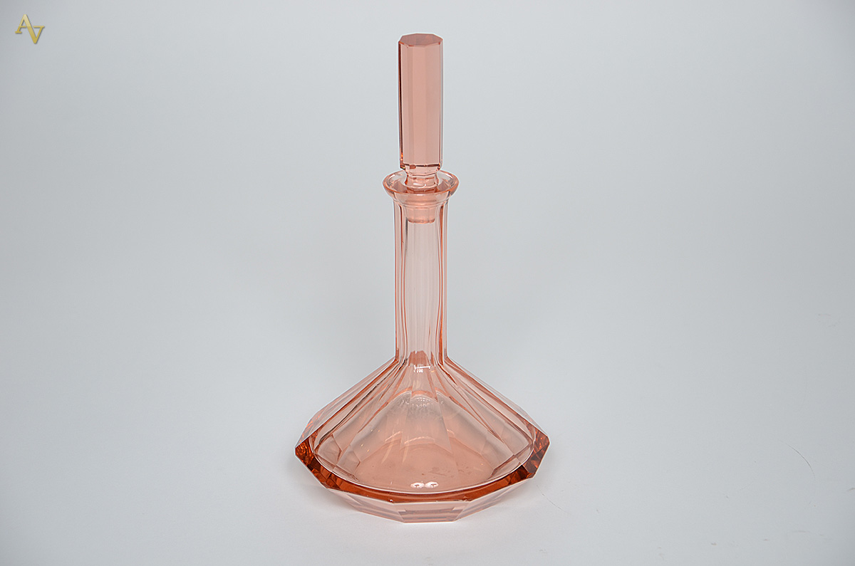 Garrafa de cristal facetada na cor salmão. Altura 31 cm e diâmetro...
