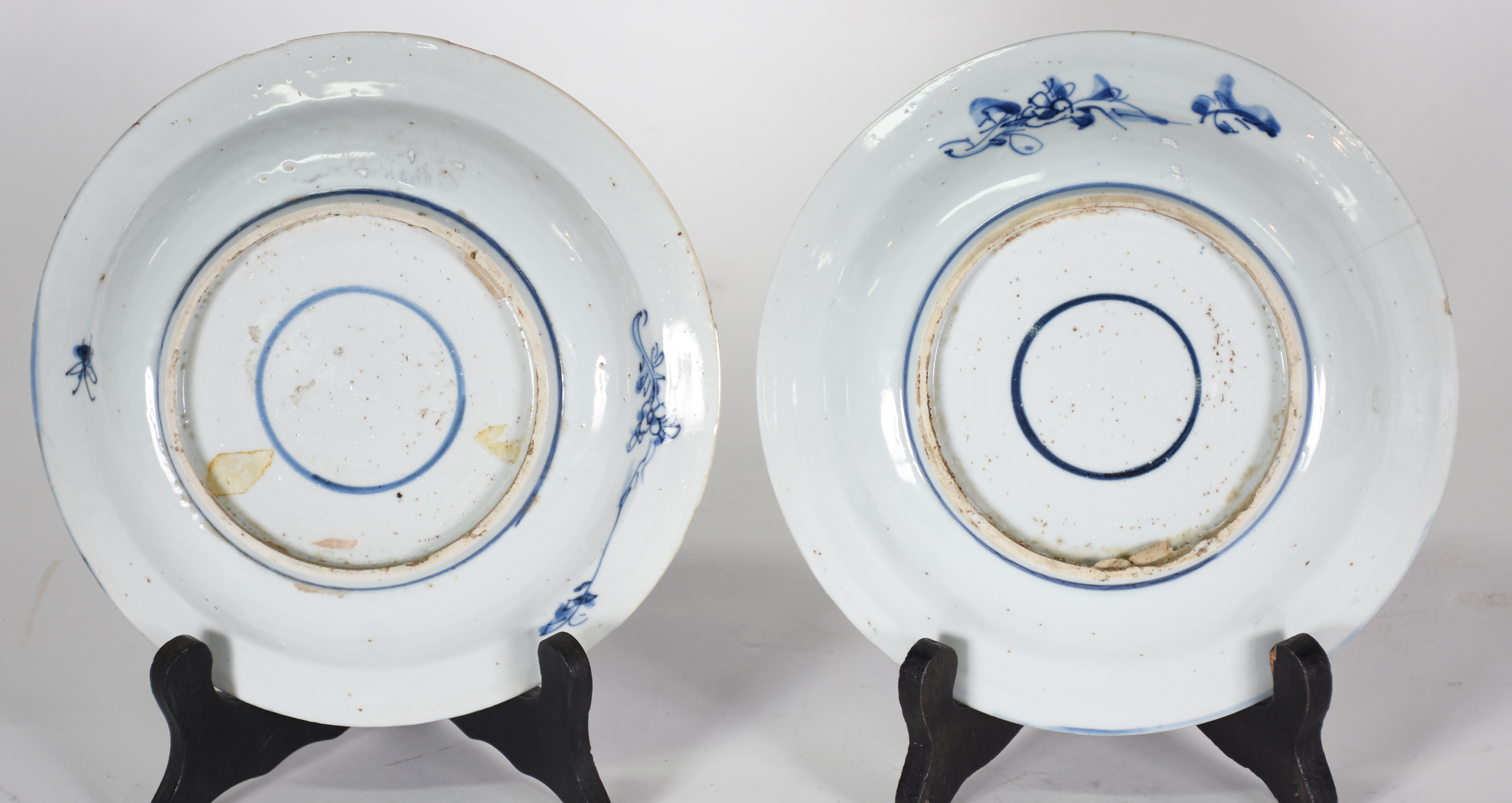 Par de pratos - porcelana decorada em azul e branco ( cobalto persa )... - foto 2 de 3