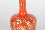 CARNIVAL GLASS - garrafa em vidro opalinado abó... - CARNIVAL GLASS - garrafa em vidro opalinado abóbora com decoração a ouro fino e realces em branco . acompanha presentoir . ( com pequenos bicado...