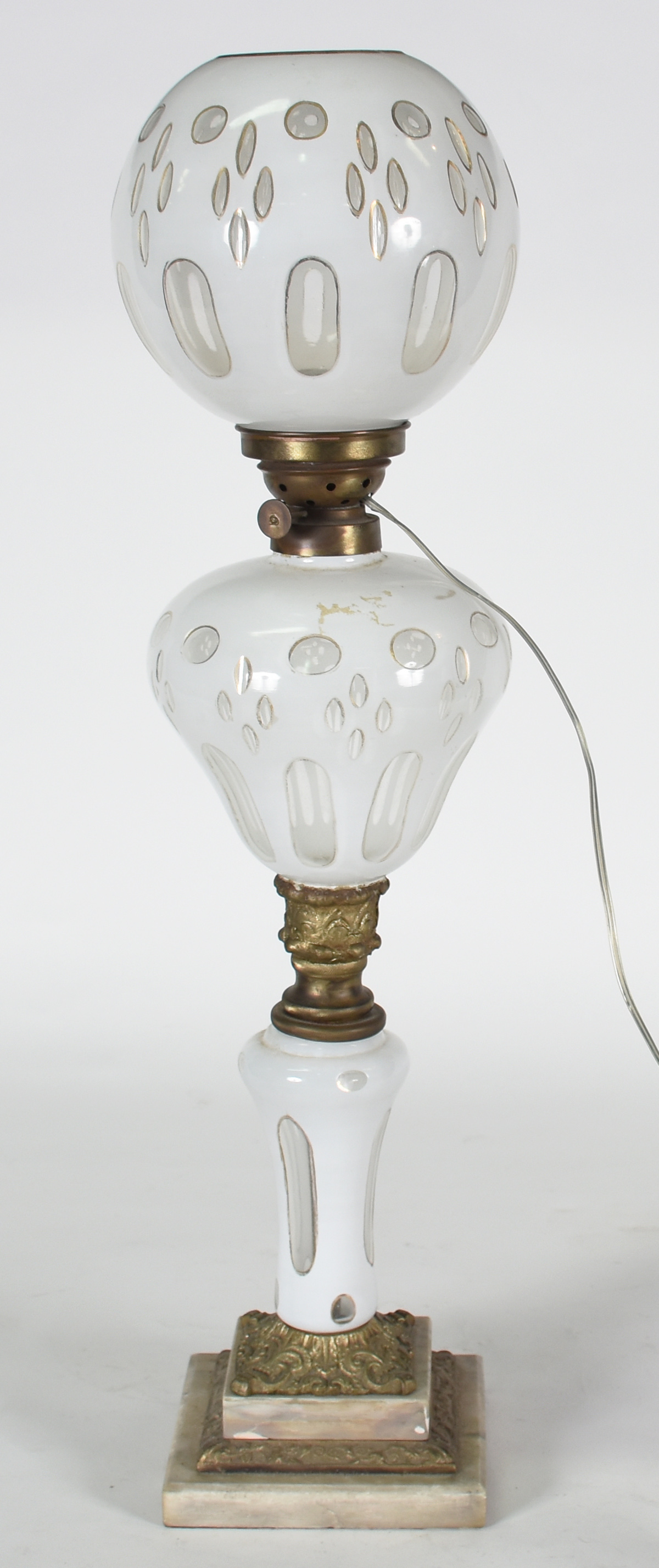Lampião de overley branco com realces a ouro , metal dourado e base... - foto 1 de 3