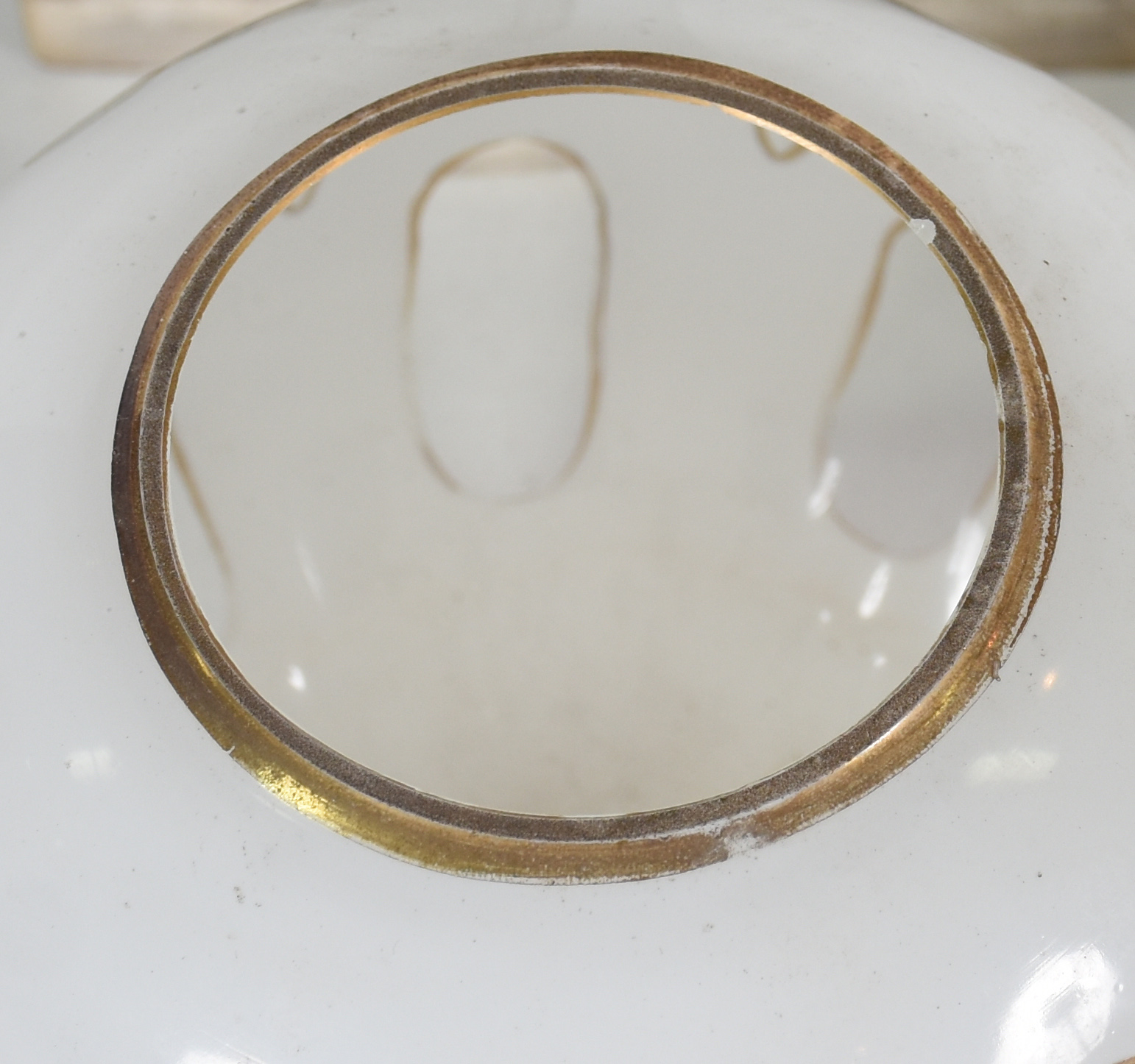 Lampião de overley branco com realces a ouro , metal dourado e base... - foto 3 de 3