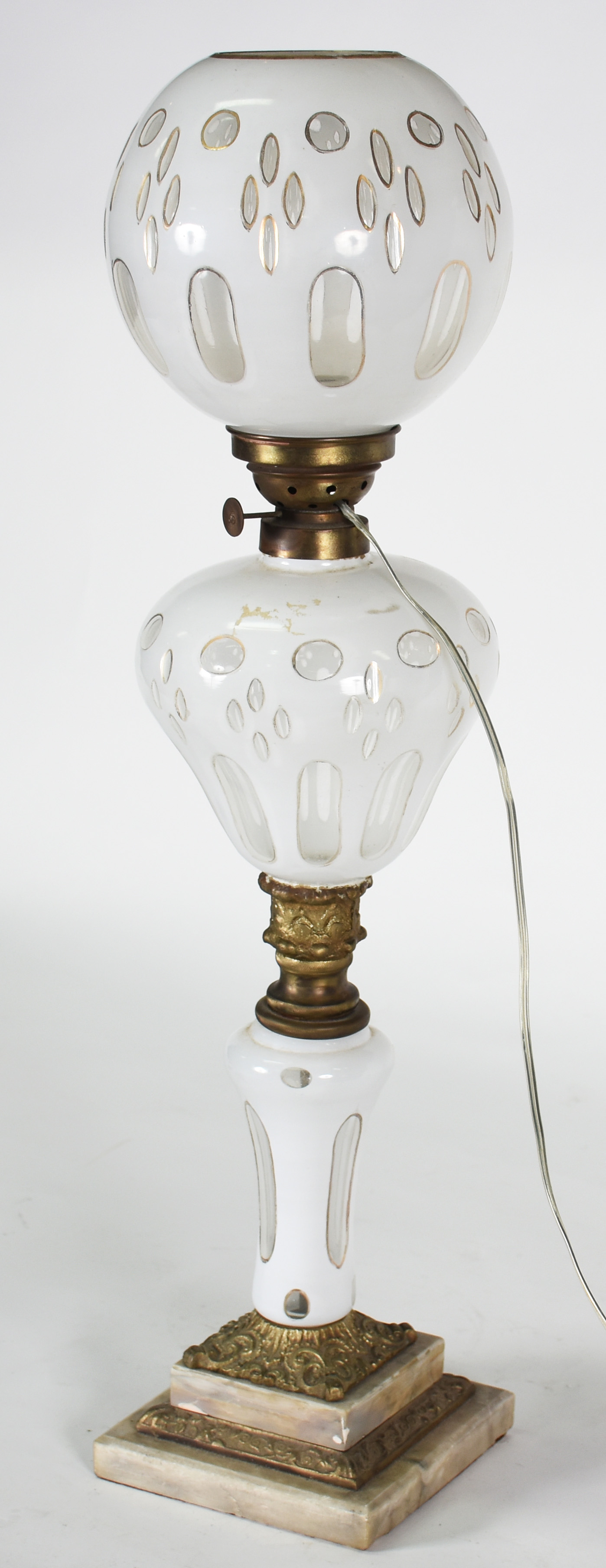 Lampião de overley branco com realces a ouro , metal dourado e base... - foto 2 de 3