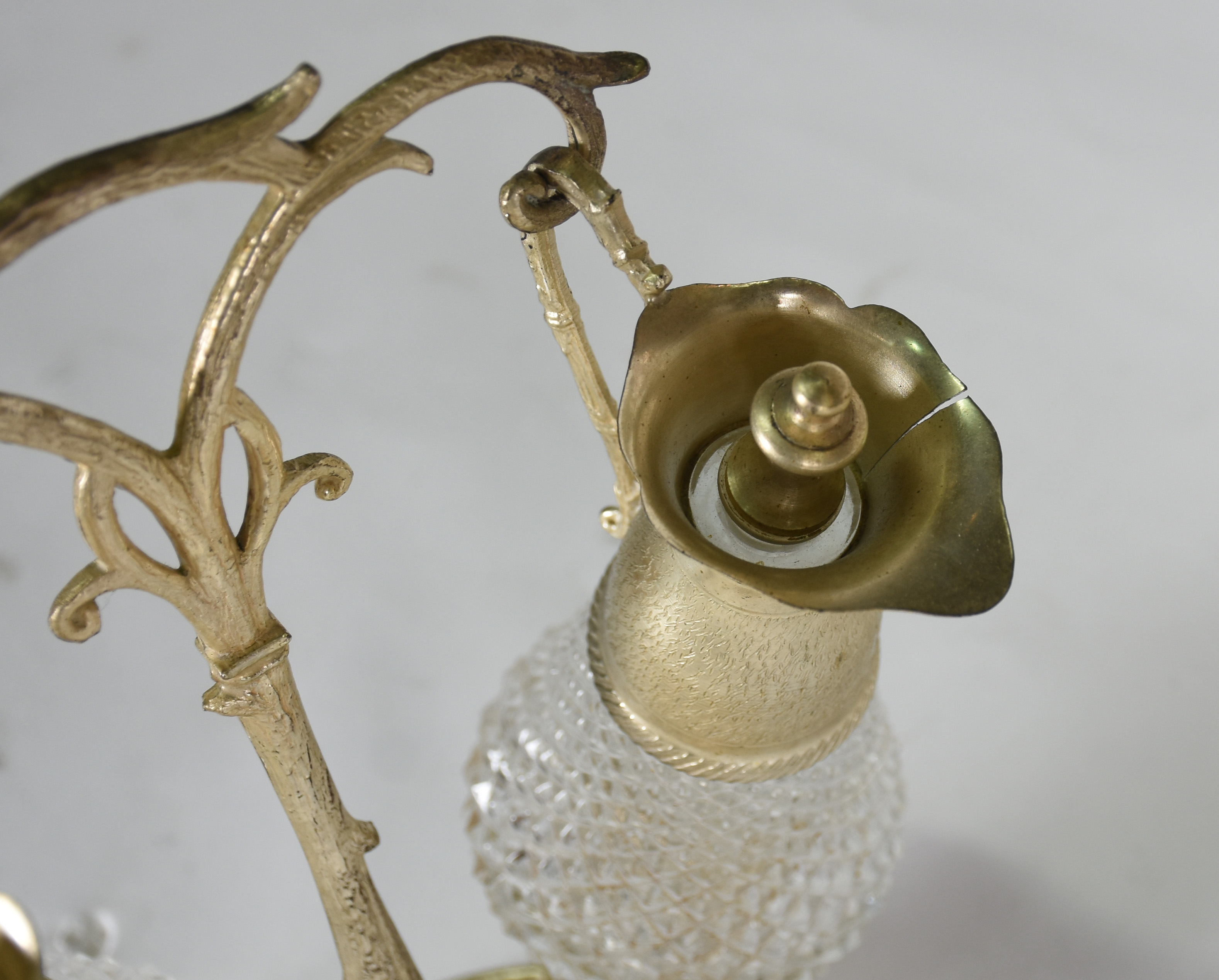 Três peças de metal , sendo galheteiro, fruteira com 2 cestinhas e... - foto 3 de 5