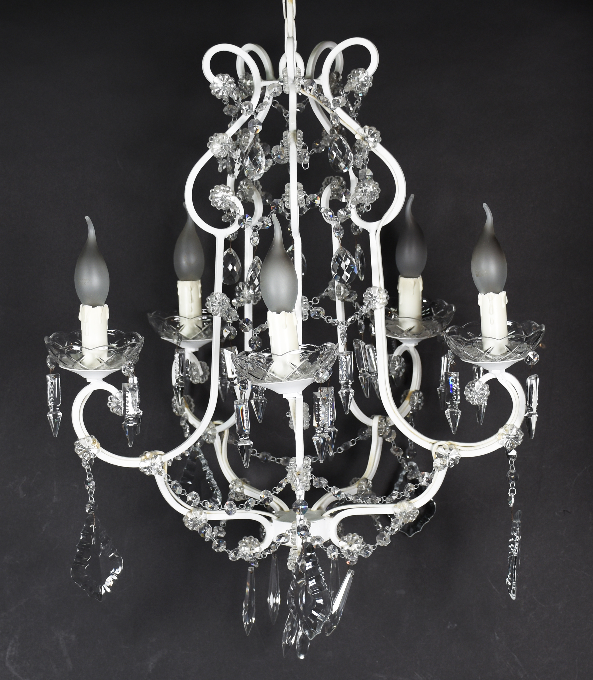 Lustre para 5 lâmpadas , estrutura de metal pintado de branco e... - foto 1 de 2