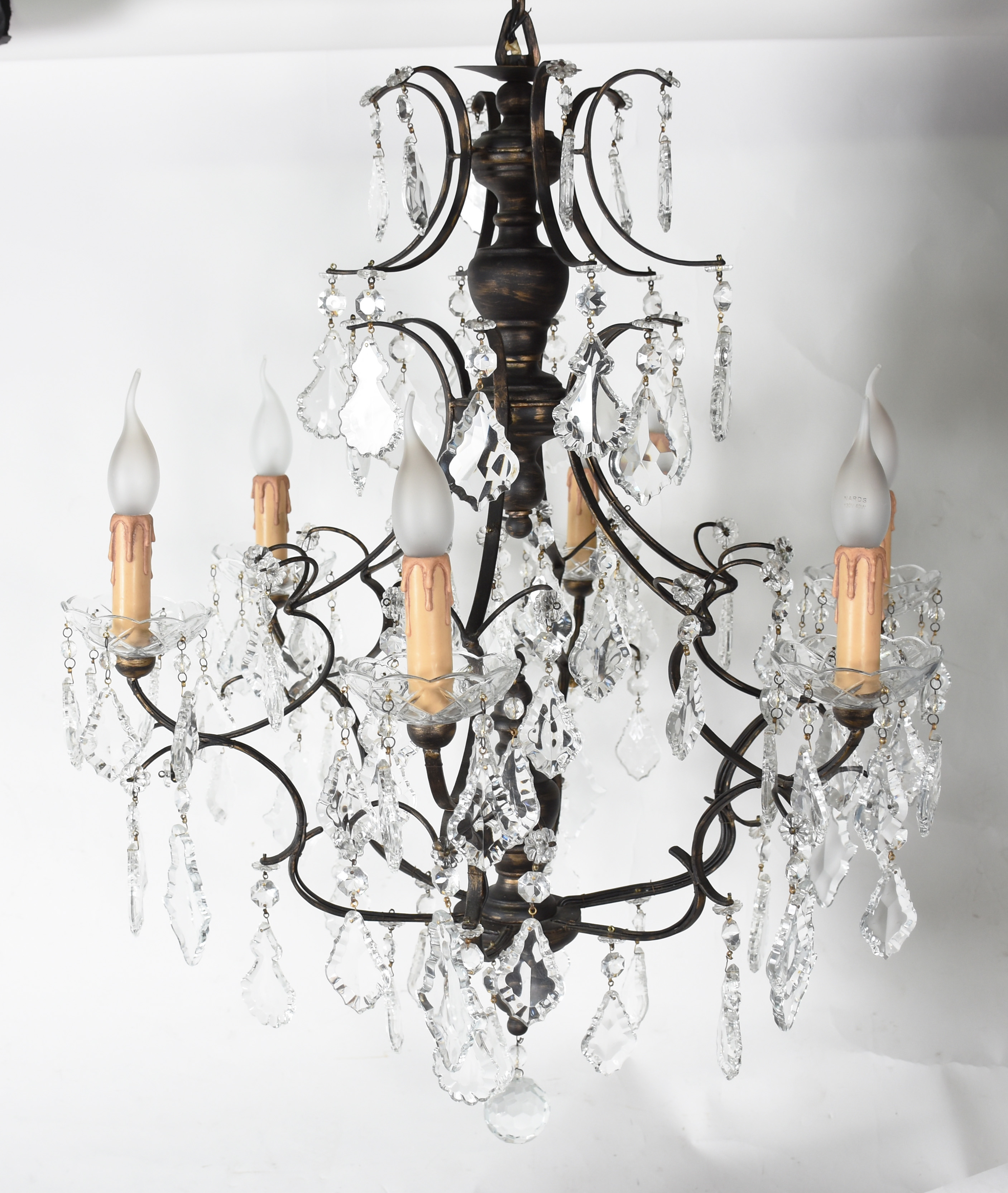 Lustre para 6 Lâmpadas, estrutura de metal e contas de cristal . - foto 1 de 3