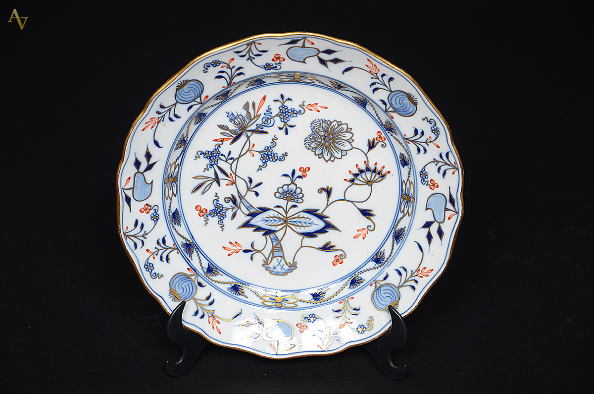Prato de porcelana com decoração cebolinha. Diâmetro 24,5 cm.