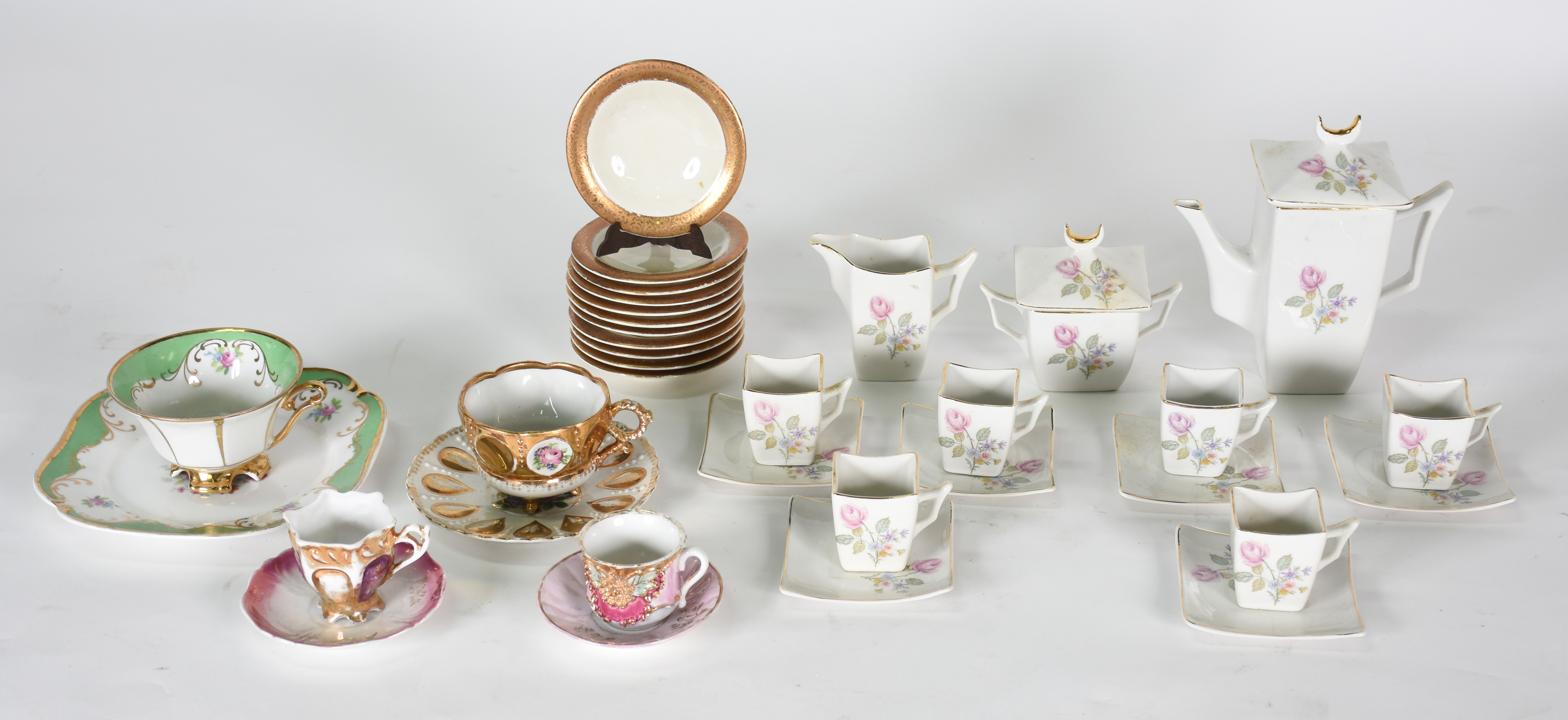 Conjunto para café composto de 6 xícaras com pires , bule , leiteira... - foto 1 de 5