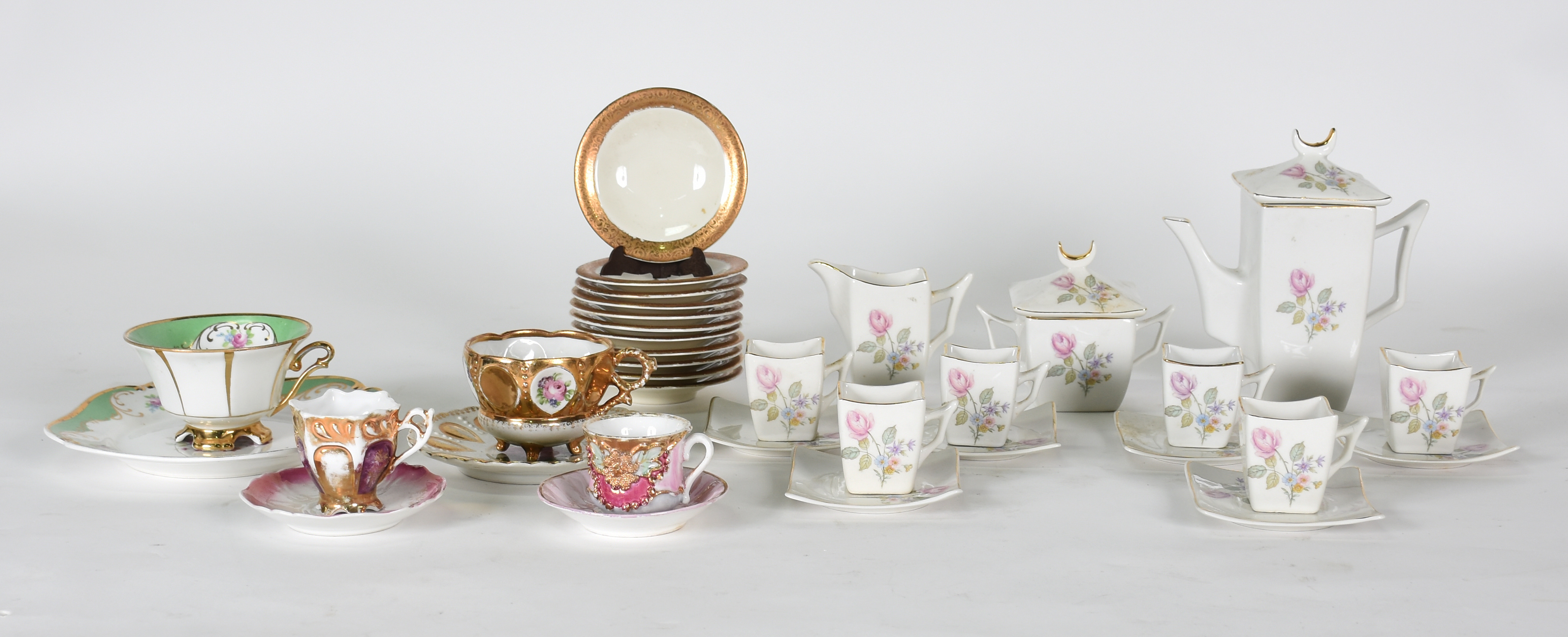 Conjunto para café composto de 6 xícaras com pires , bule , leiteira... - foto 2 de 5