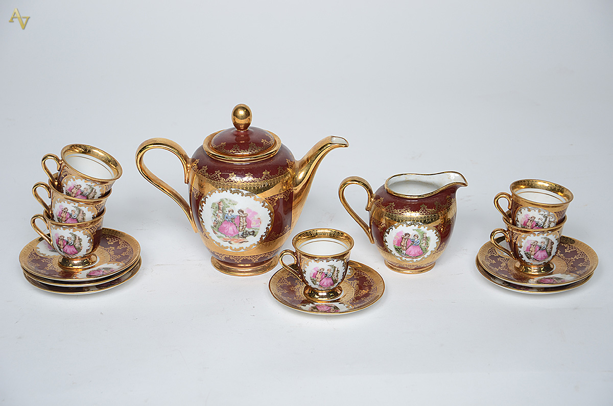 Serviço de café de porcelana nacional, sendo 6 xícaras com pires...