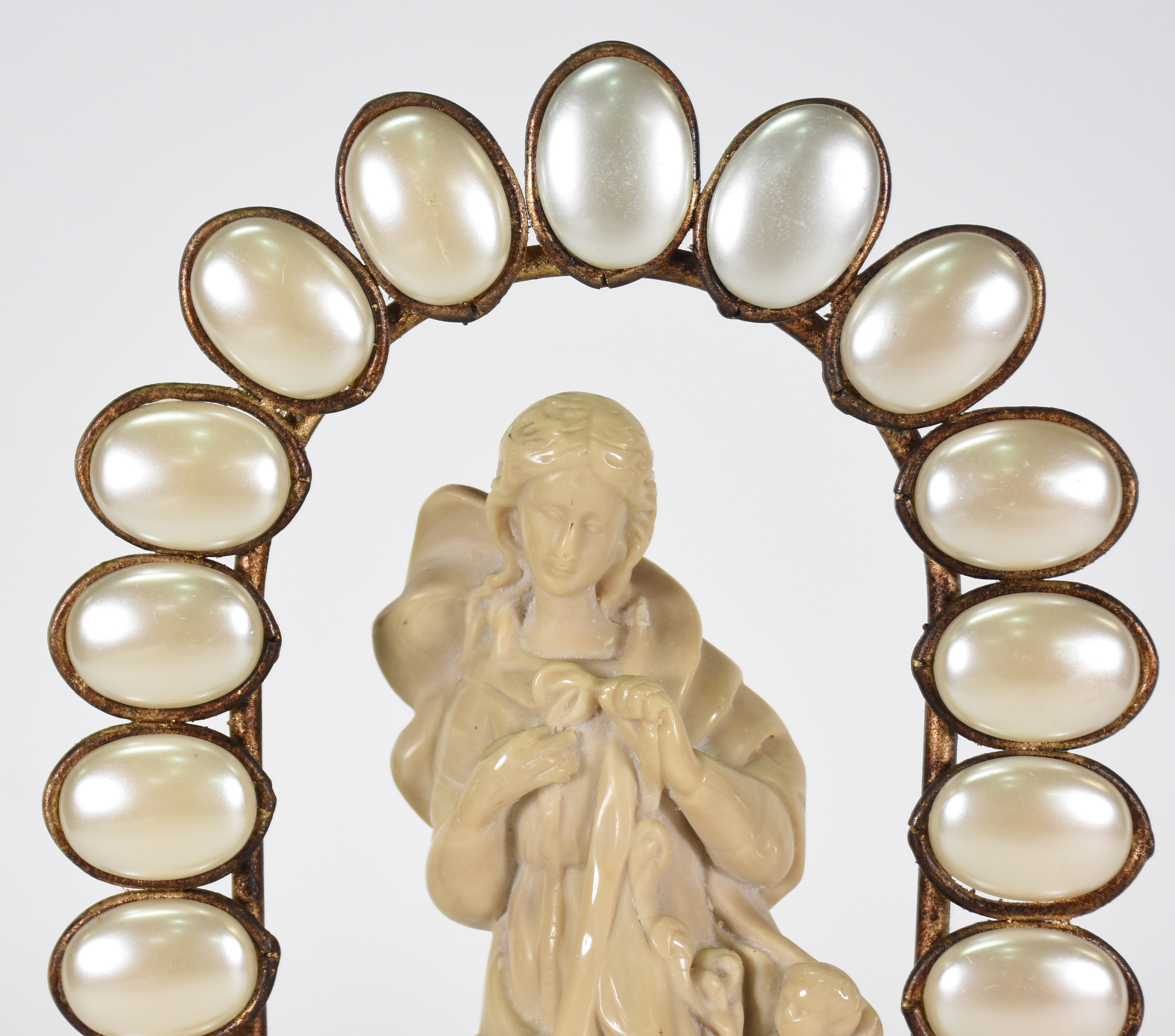 " Oratório " em metal com imagem em resina e ornamentado com pérolas . - foto 2 de 4
