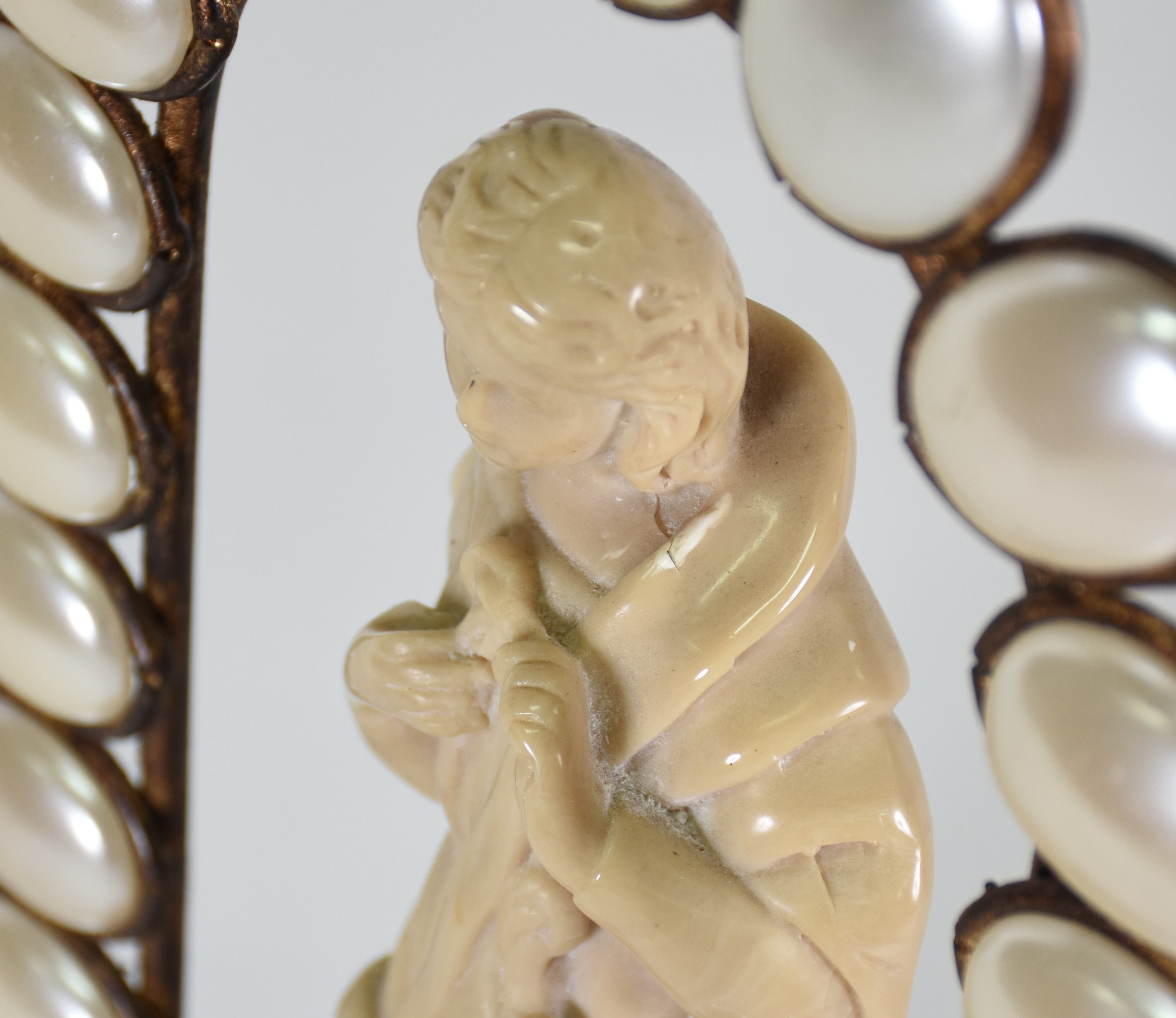 " Oratório " em metal com imagem em resina e ornamentado com pérolas . - foto 4 de 4