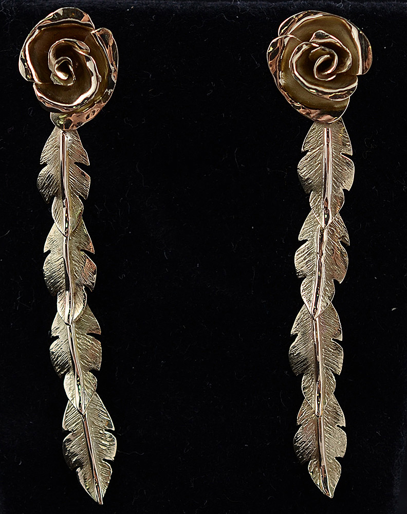 Par de brincos de ouro amarelo 18 k flor com pingente folhas. Peso...