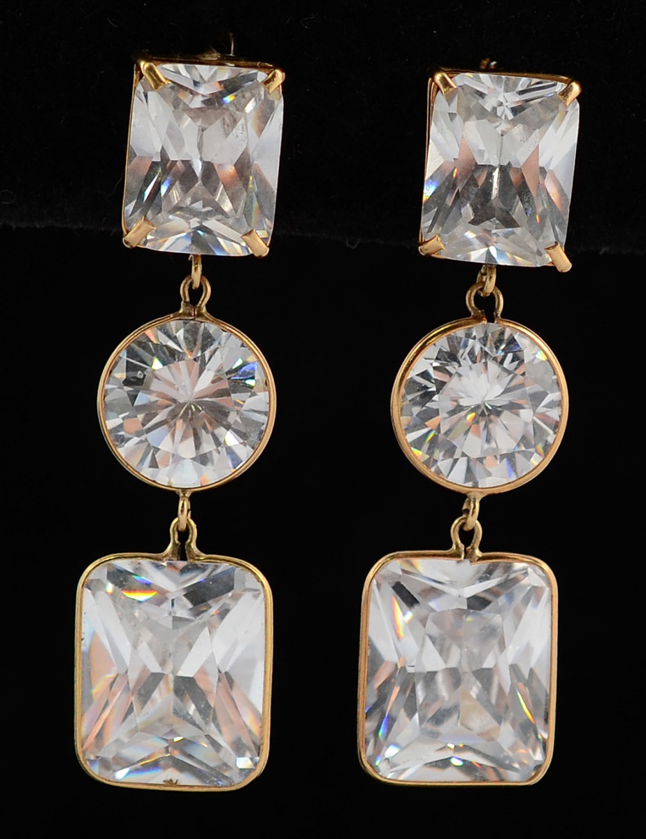 Par de brincos com pedras de cristal. Peso total 9,3 g - Altura 4 cm.