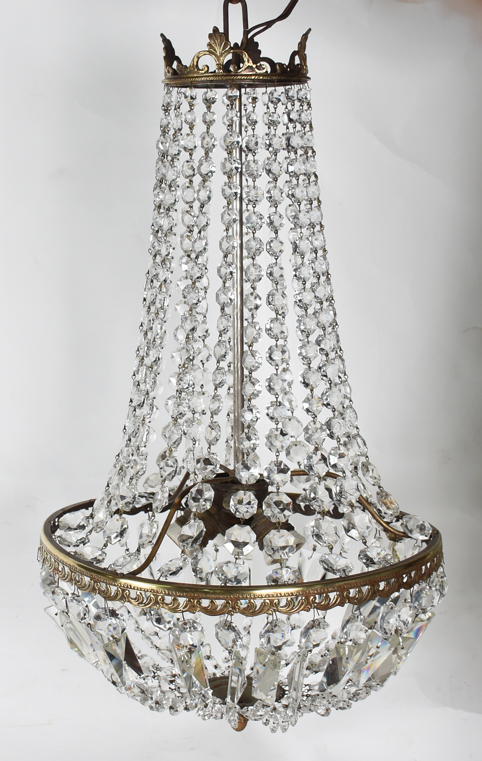 Lustre estilo Império com estrutura de metal dourado e contas de... - foto 1 de 4
