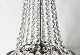 Lustre estilo Império com estrutura de metal do... - Lustre estilo Império com estrutura de metal dourado e contas de cristal lapidado .