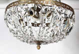 Lustre estilo Império com estrutura de metal do... - Lustre estilo Império com estrutura de metal dourado e contas de cristal lapidado .