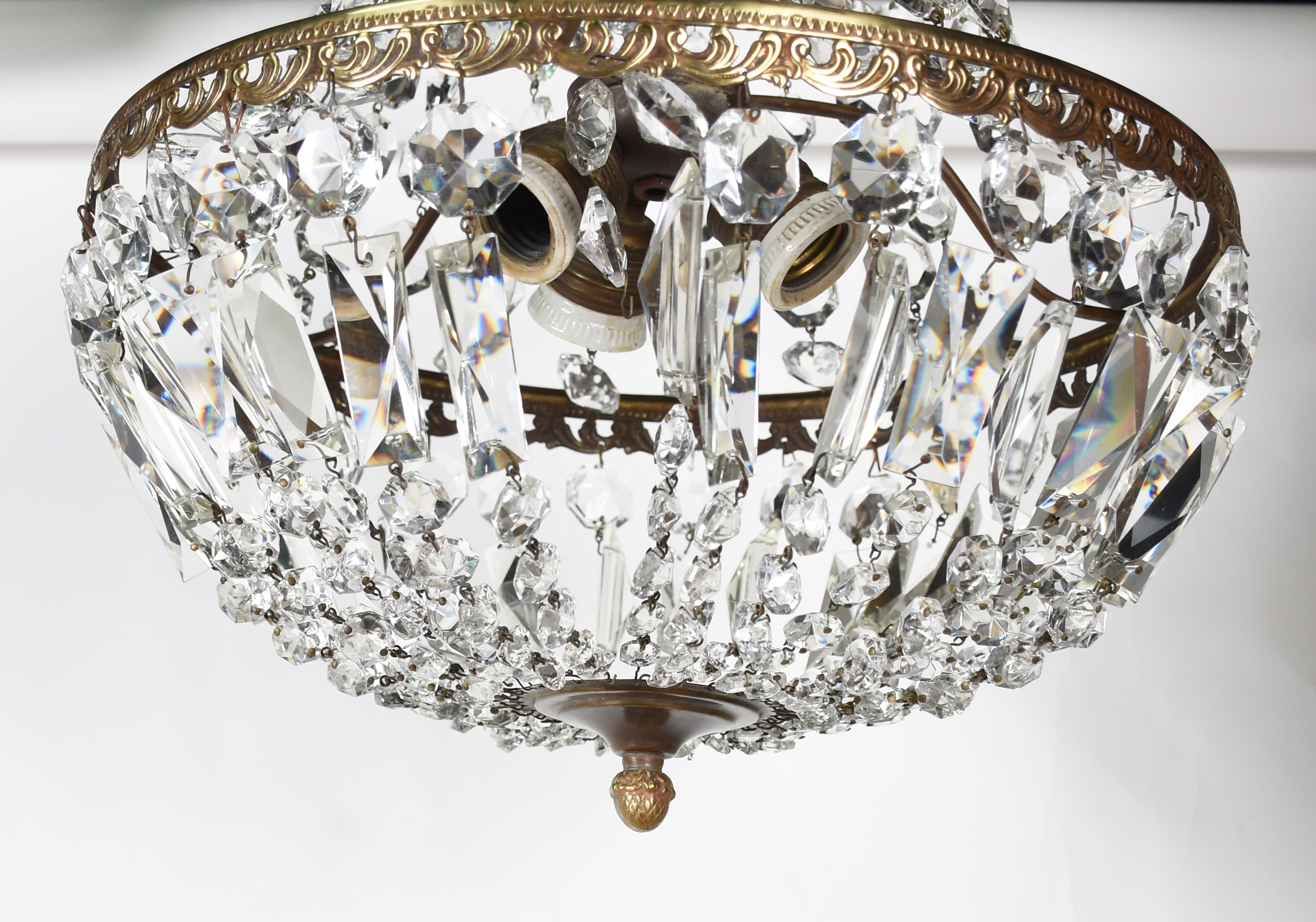Lustre estilo Império com estrutura de metal dourado e contas de... - foto 3 de 4