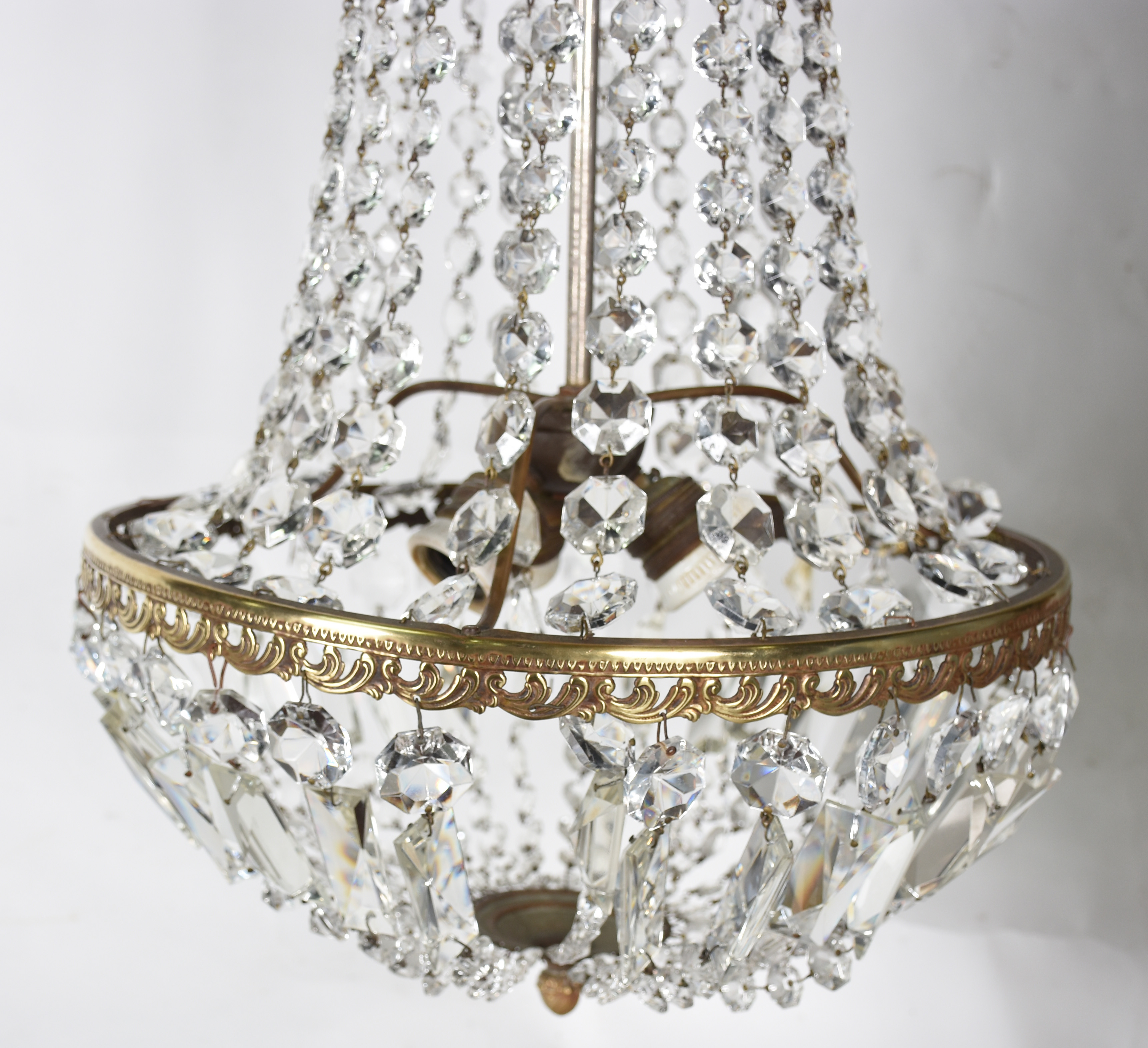 Lustre estilo Império com estrutura de metal dourado e contas de... - foto 4 de 4