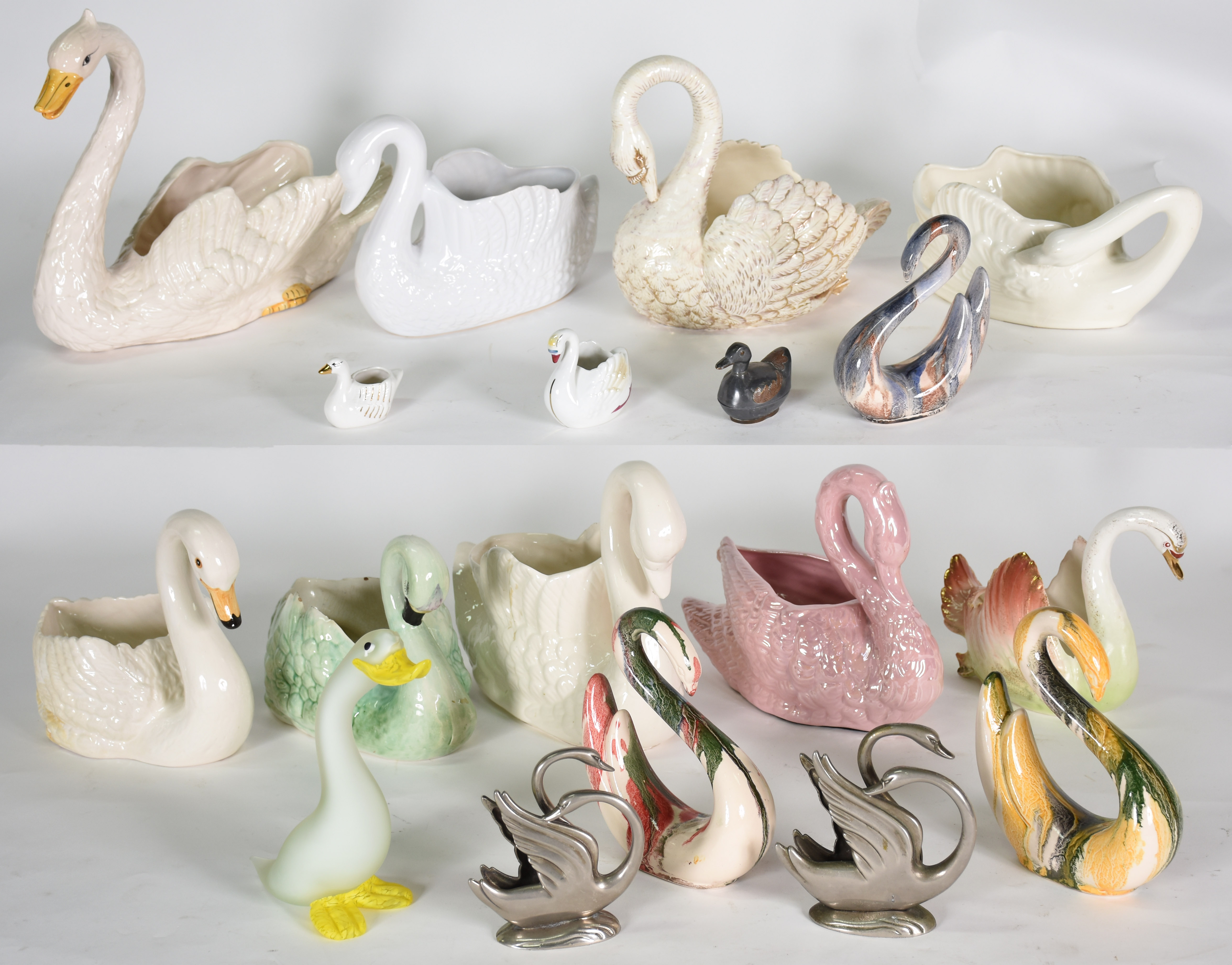 Coleção com 15 cisnes de várias procedências e modelos, 2 porta... - foto 1 de 5