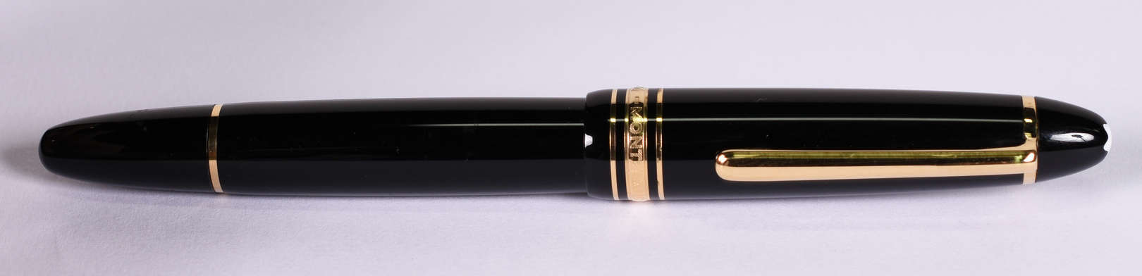 MONTBLANC - Caneta tinteiro na cor preta, ponteira de ouro 14 k. - foto 1 de 5