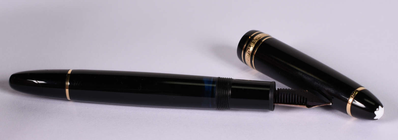MONTBLANC - Caneta tinteiro na cor preta, ponteira de ouro 14 k. - foto 3 de 5