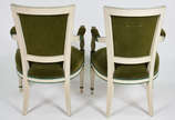 Par de cadeiras com braços de madeira nobre pin... - Par de cadeiras com braços de madeira nobre pintadas de branco, estofadas em veludo verde e tacheados.