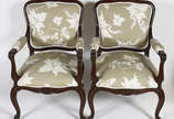 Par de cadeiras de madeira nobre, estilo Luis X... - Par de cadeiras de madeira nobre, estilo Luis XV, assentos e encostos estofados e forrados com tecido floral.