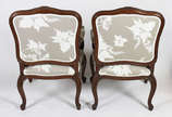 Par de cadeiras de madeira nobre, estilo Luis X... - Par de cadeiras de madeira nobre, estilo Luis XV, assentos e encostos estofados e forrados com tecido floral.