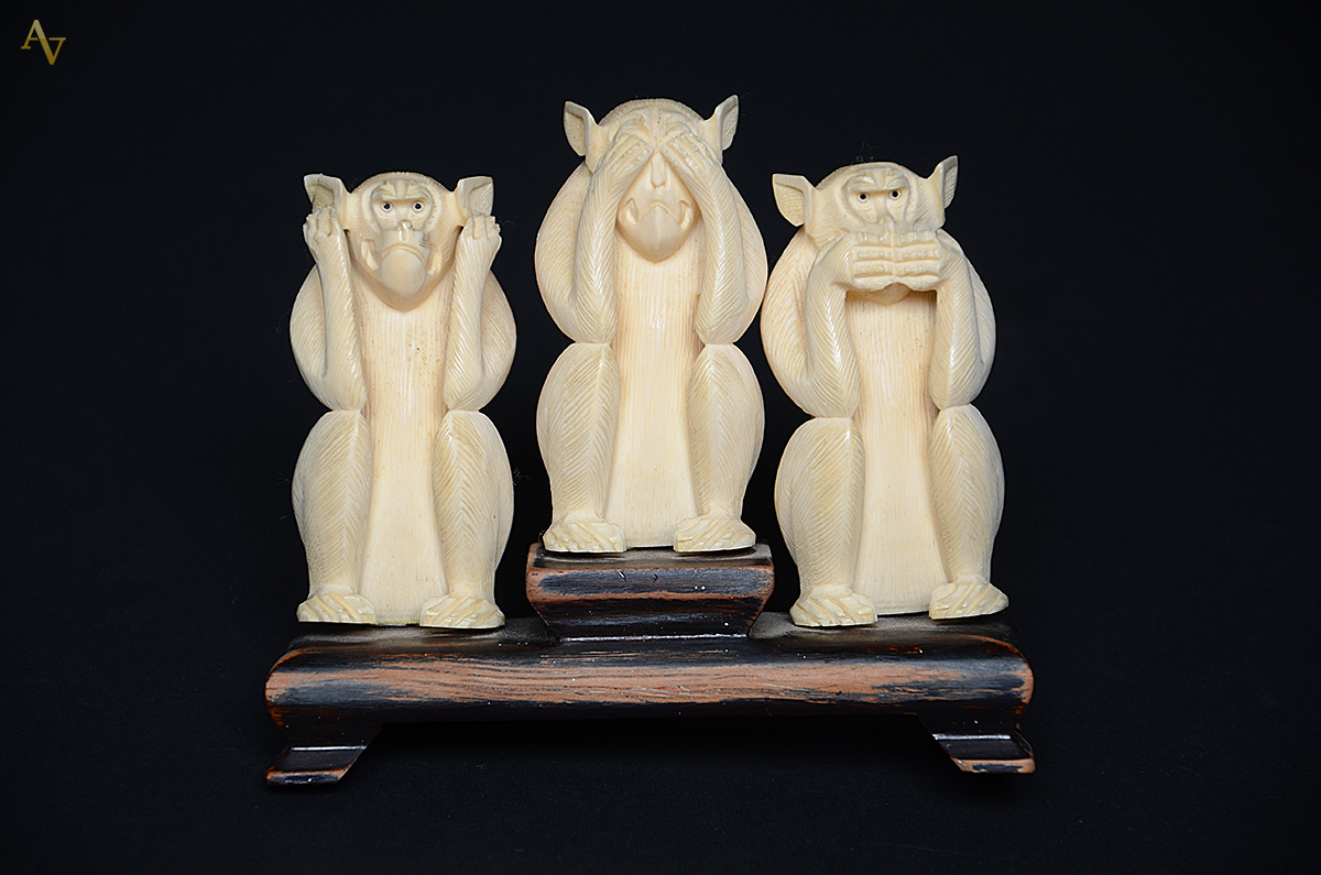 Escultura em osso representando os Três Macacos: "Não Vejo"... - foto 1 de 3