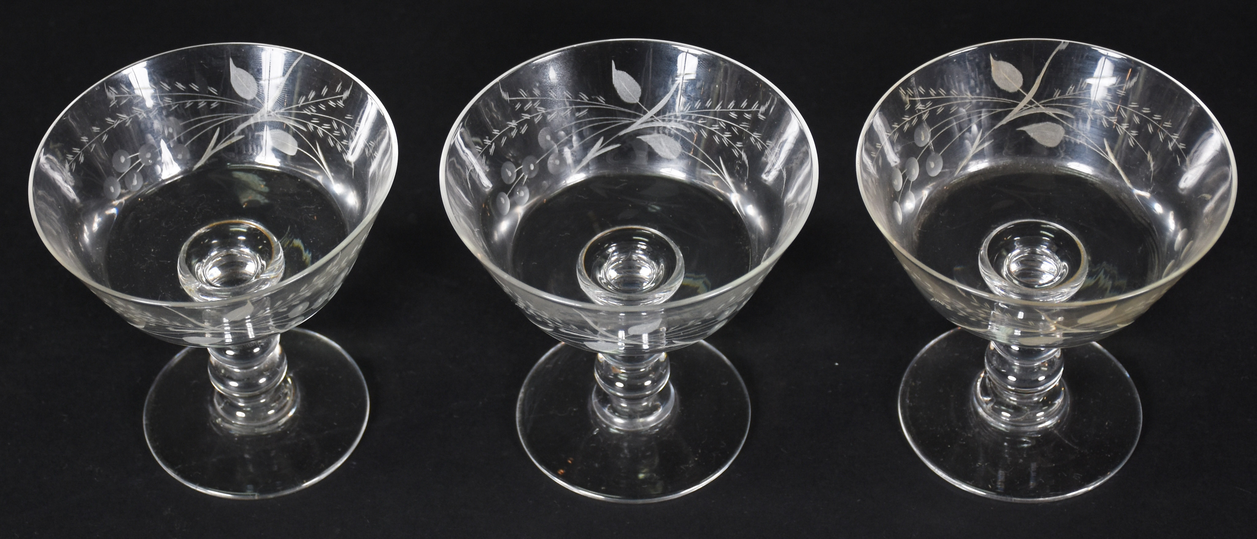 Seis taças de cristal para champagne lapidadas com folhas - foto 2 de 2