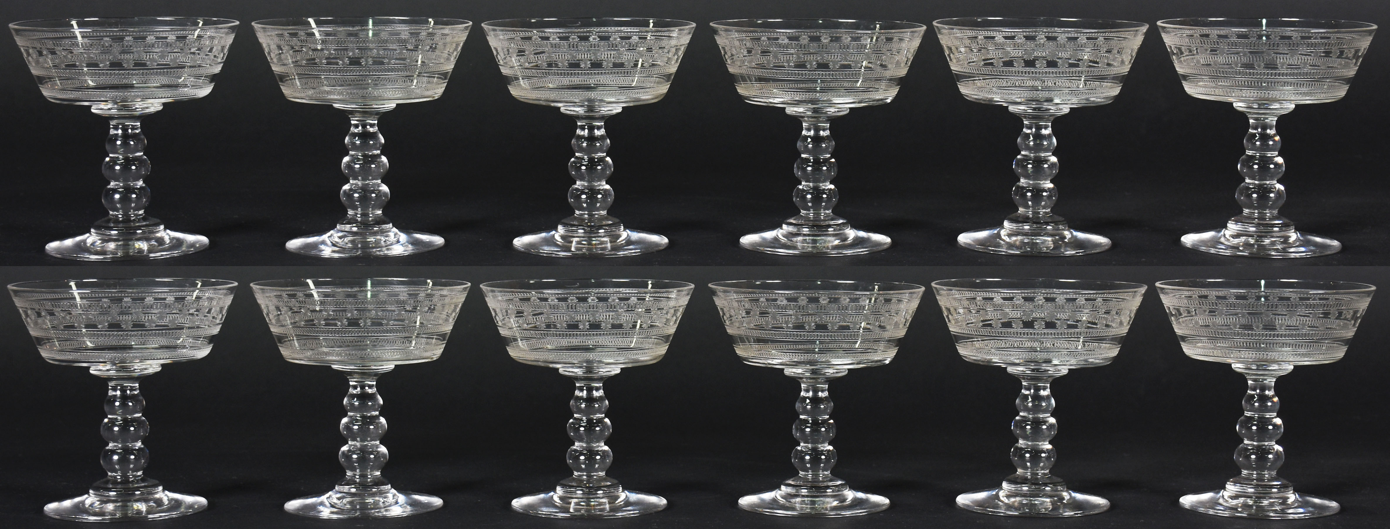 Doze taças de champagne de cristal com grega lavrada - foto 1 de 2