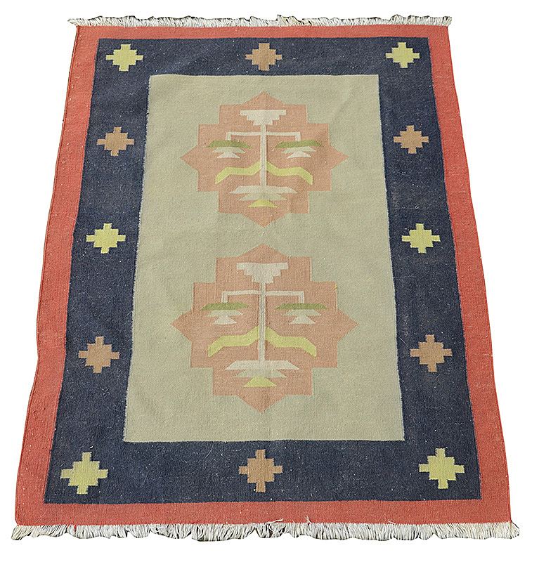 Tapete Kilim. Medidas 1,74 x 1,29 m.