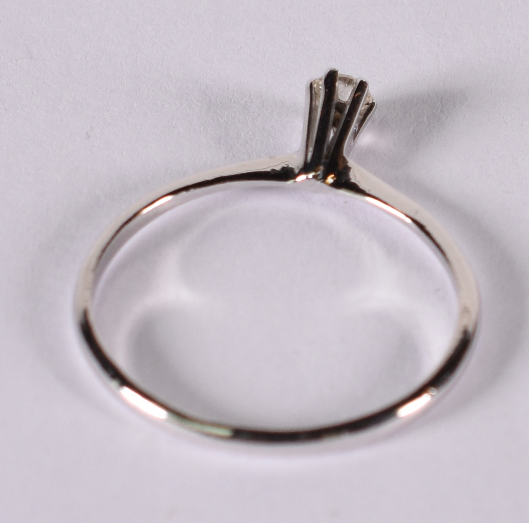 Solitário de ouro branco com brilhante de aproximadamente 0,20 ct... - foto 3 de 3