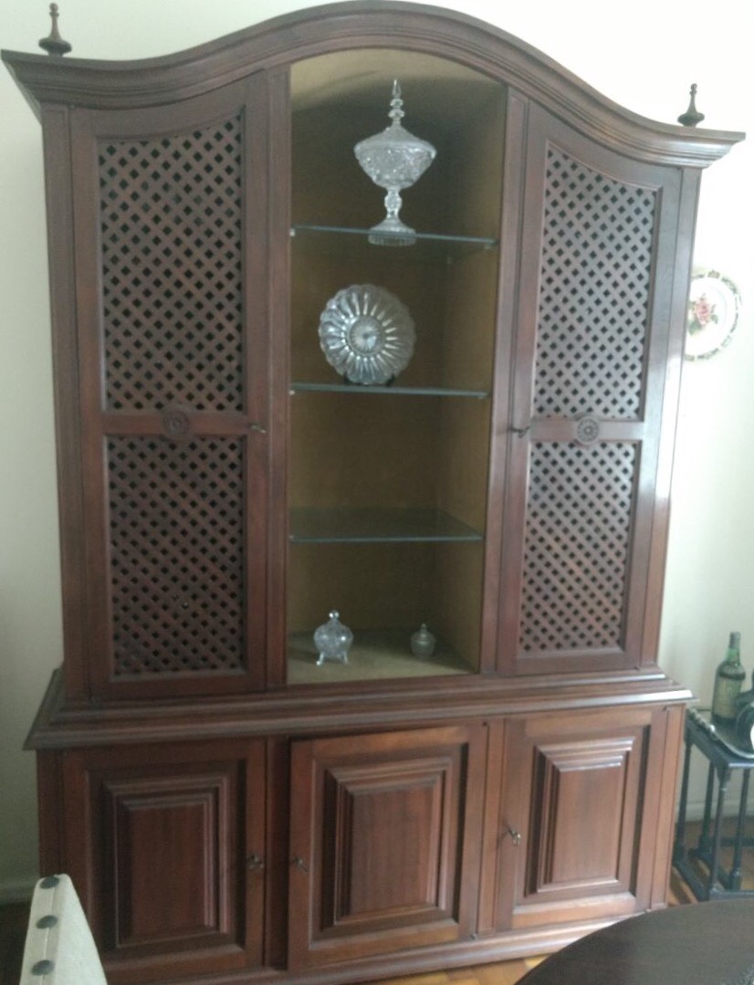 Móvel buffet de madeira nobre com alçada tendo duas portas de treliça... - foto 2 de 2