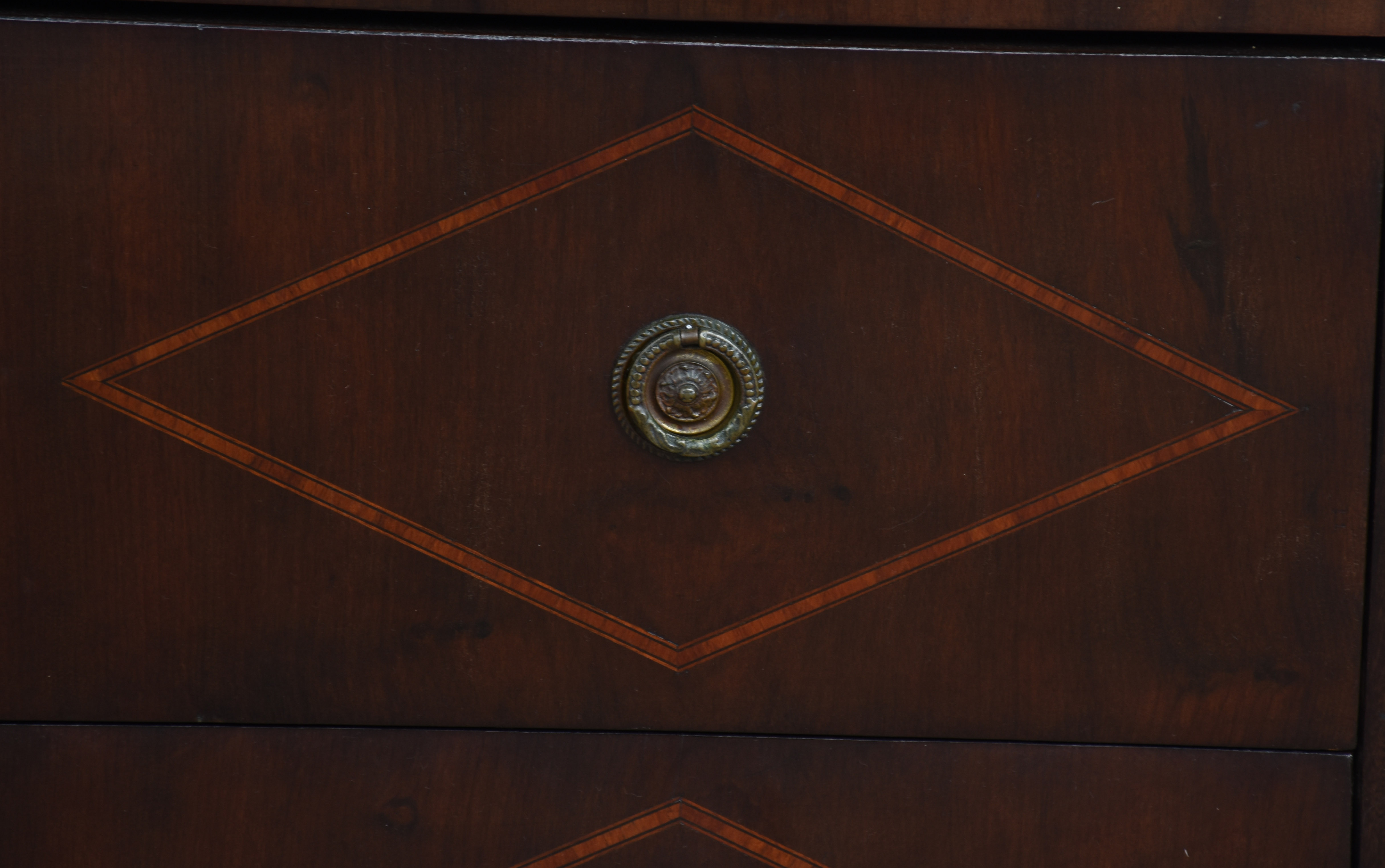 Cômoda de madeira nobre com 2 gavetas, trabalhos em marqueterie. - foto 5 de 5