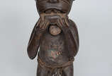 Escultura de madeira representando figura afric... - Escultura de madeira representando figura africana. Altura 44 cm.