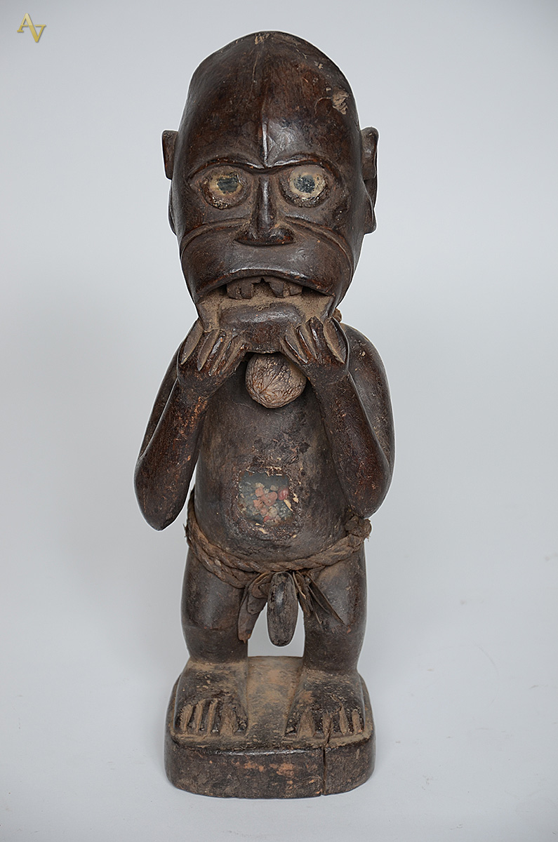 Escultura de madeira representando figura africana. Altura 44 cm. - foto 1 de 2