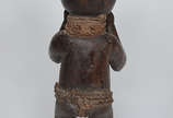 Escultura de madeira representando figura afric... - Escultura de madeira representando figura africana. Altura 44 cm.