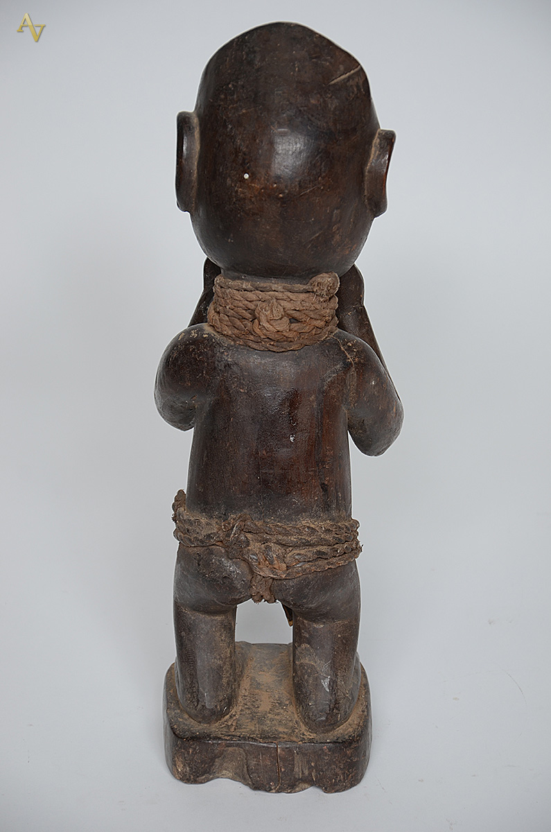 Escultura de madeira representando figura africana. Altura 44 cm. - foto 2 de 2