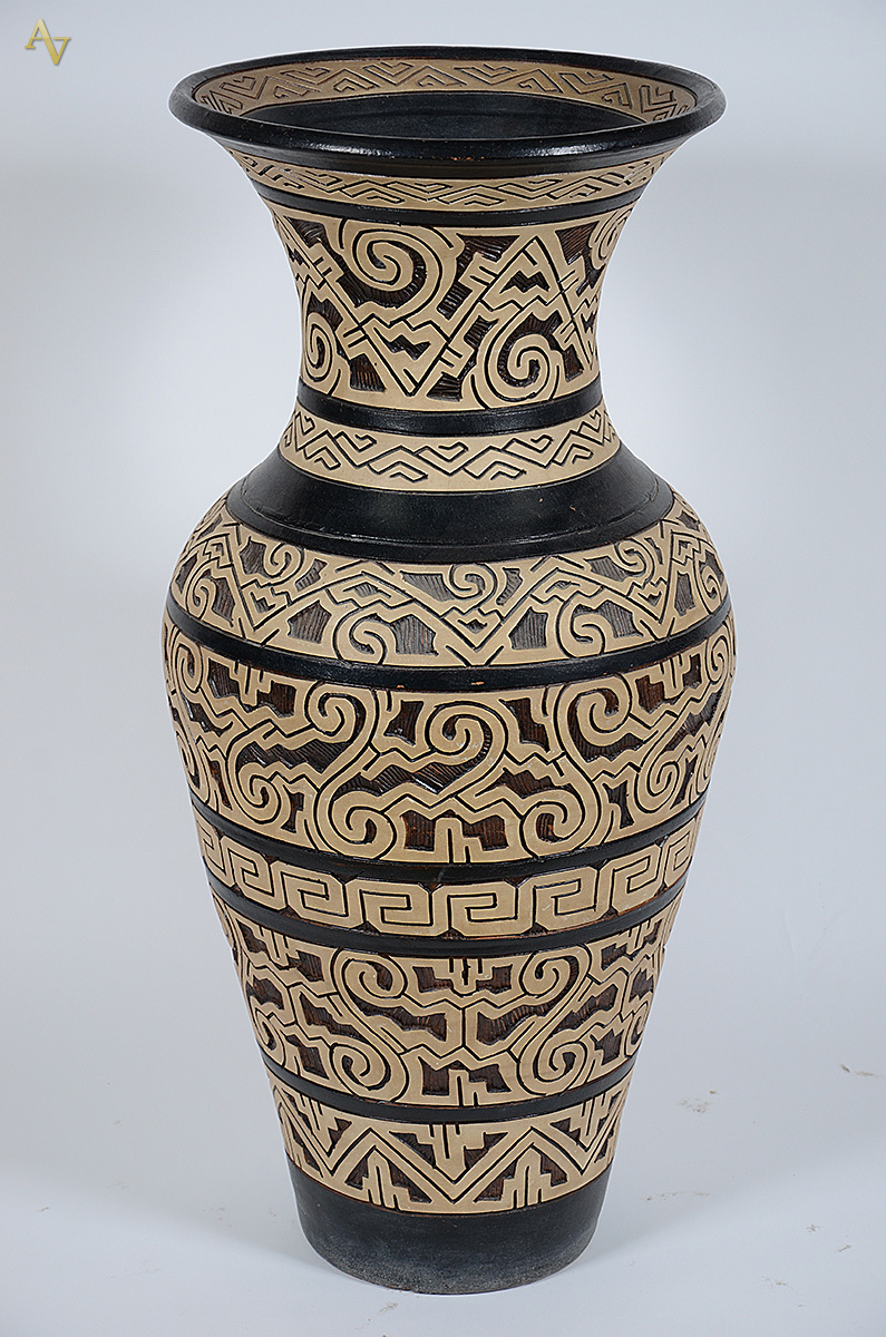 Vaso de cerâmica estilo Marajoara. Altura 1,05 m.
