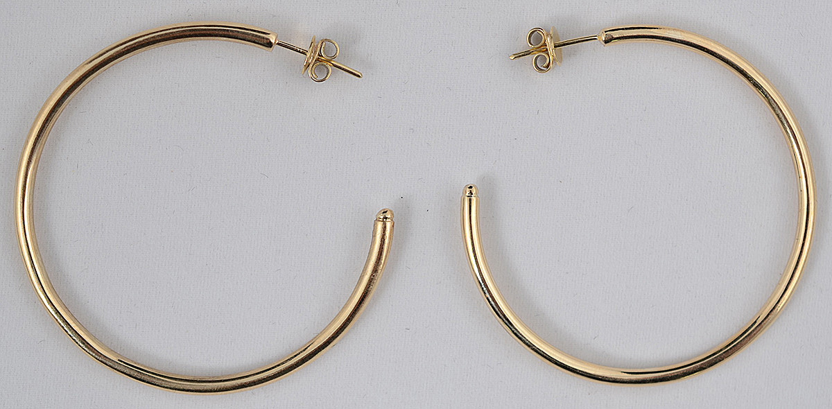 Par de argolas de ouro 18 k. Peso total 9,5 g - Diâmetro 50 mm.