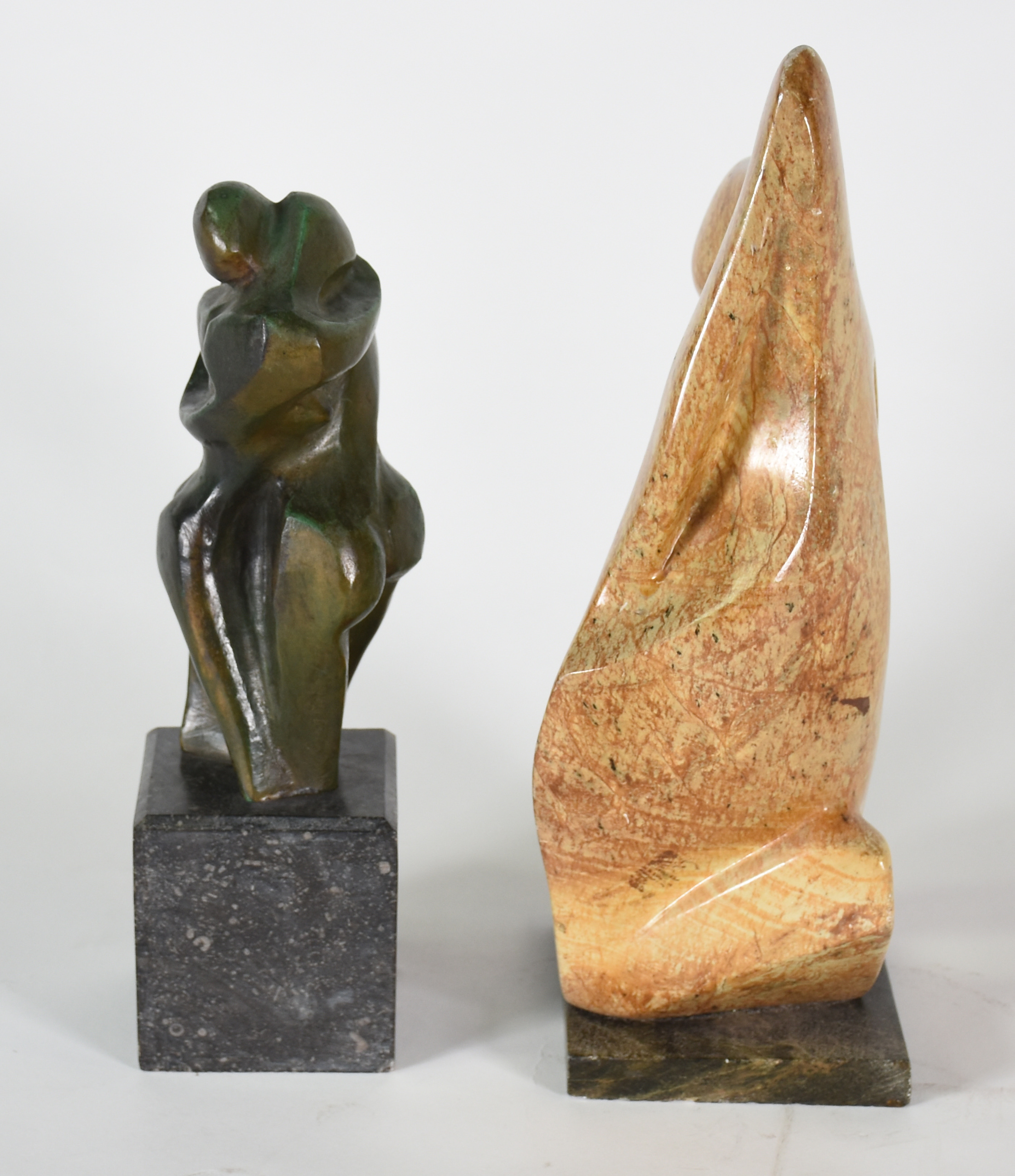 Duas esculturas de pedra sabão ( uma com base de mármore lascada) (... - foto 3 de 5