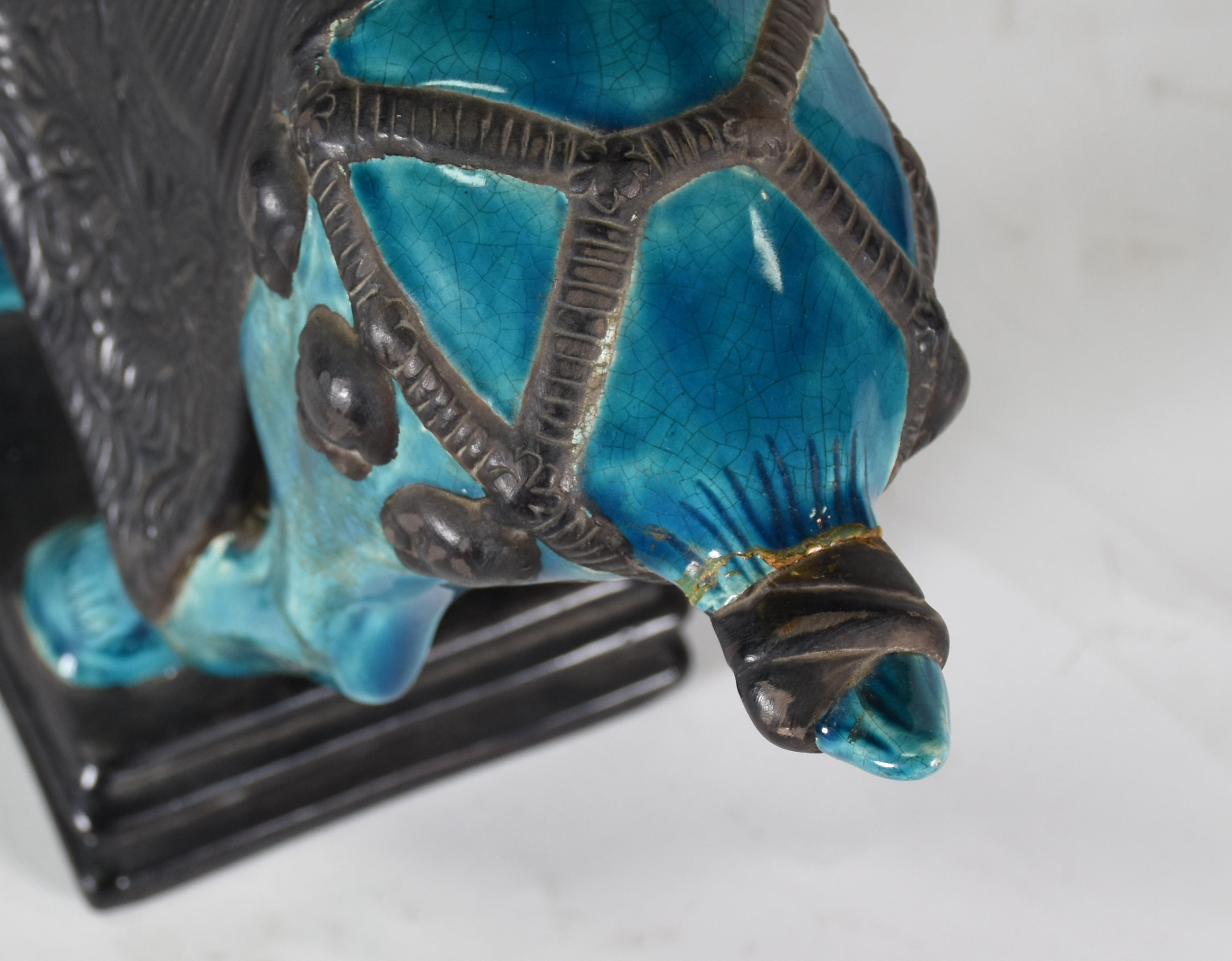 Estatueta de porcelana oriental na cor azul representando Cavalo (... - foto 4 de 5